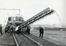 168655 Afbeelding van de transportband van de hormachine van de N.S. voor het afvoeren van vuile ballast, tijdens ...